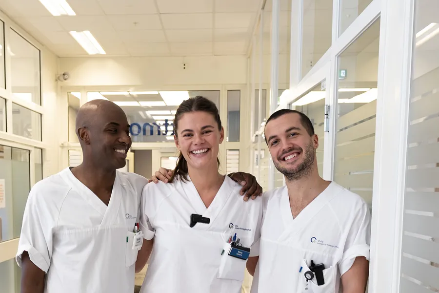 3 sykehusansatte i hvitt