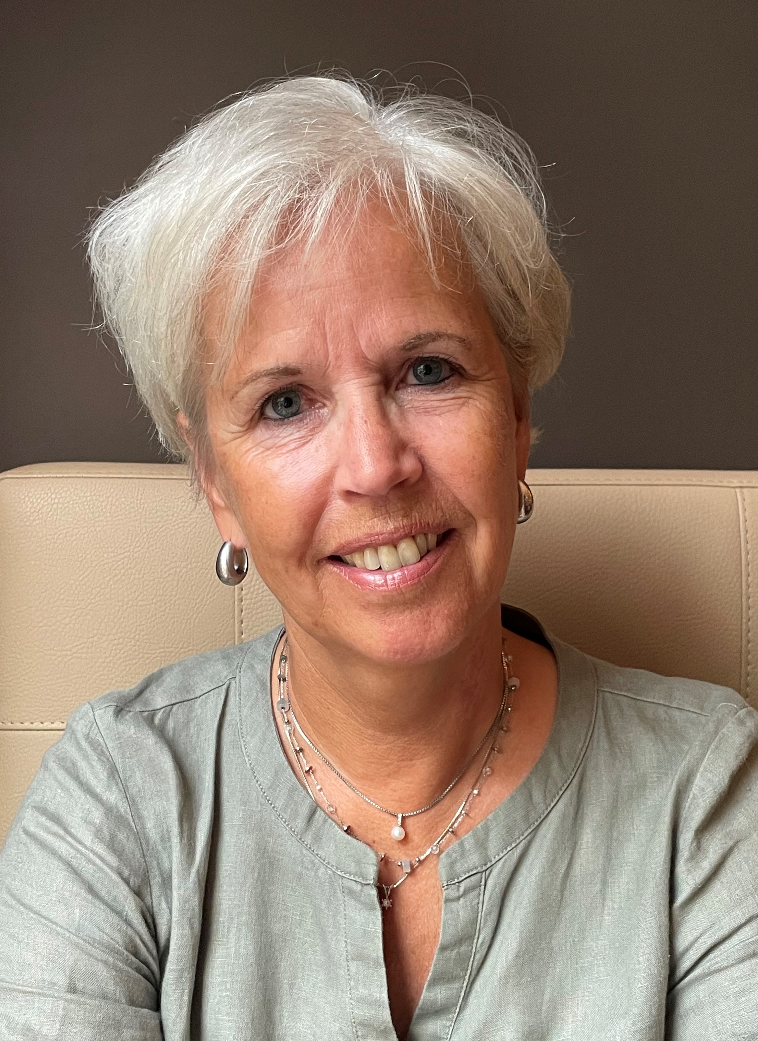 En person med hvitt hår