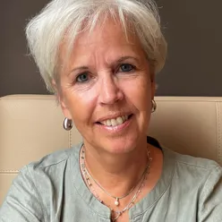 En person med hvitt hår