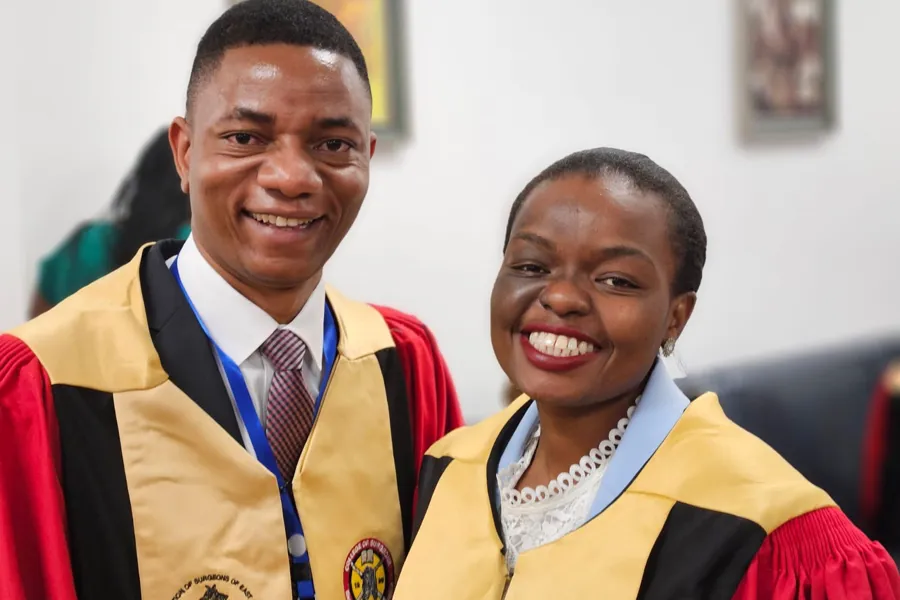 En mann og en kvinne som smiler