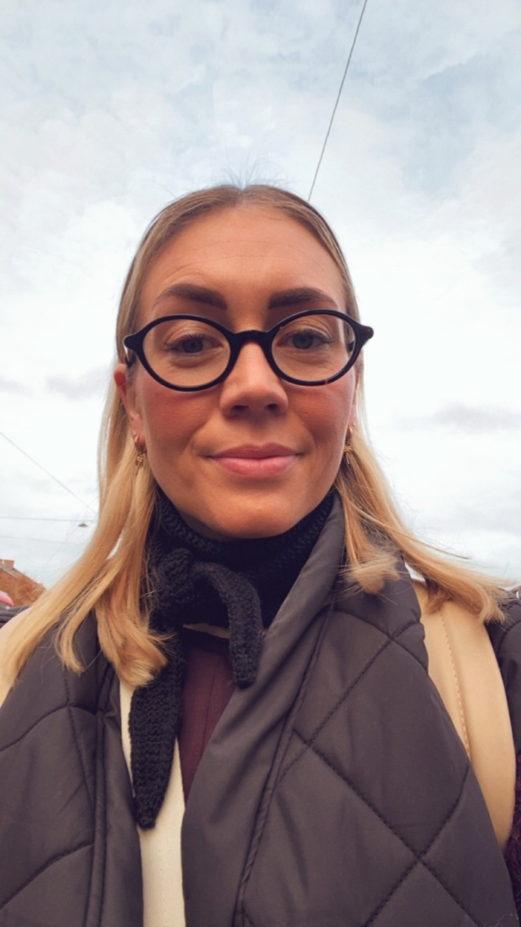 En person med briller