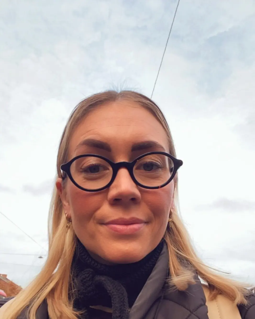 En person med briller