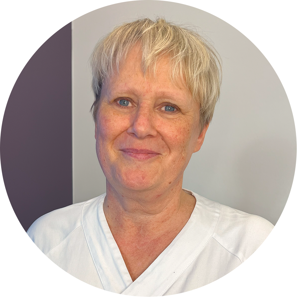 En mann med blondt hår