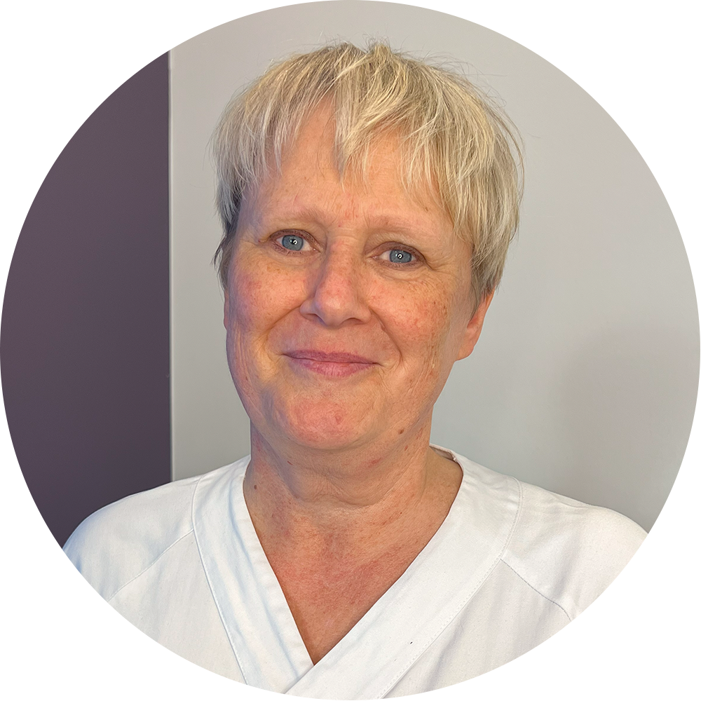 En mann med blondt hår