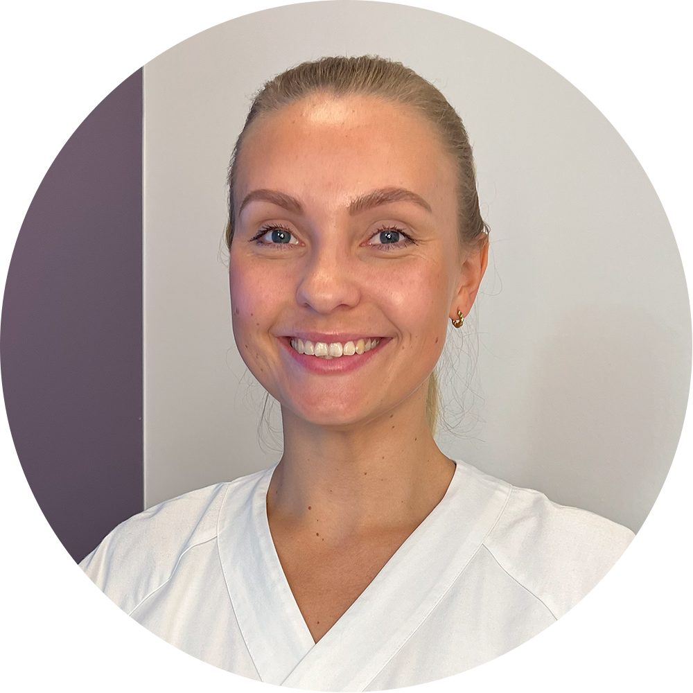 En person som smiler til kameraet