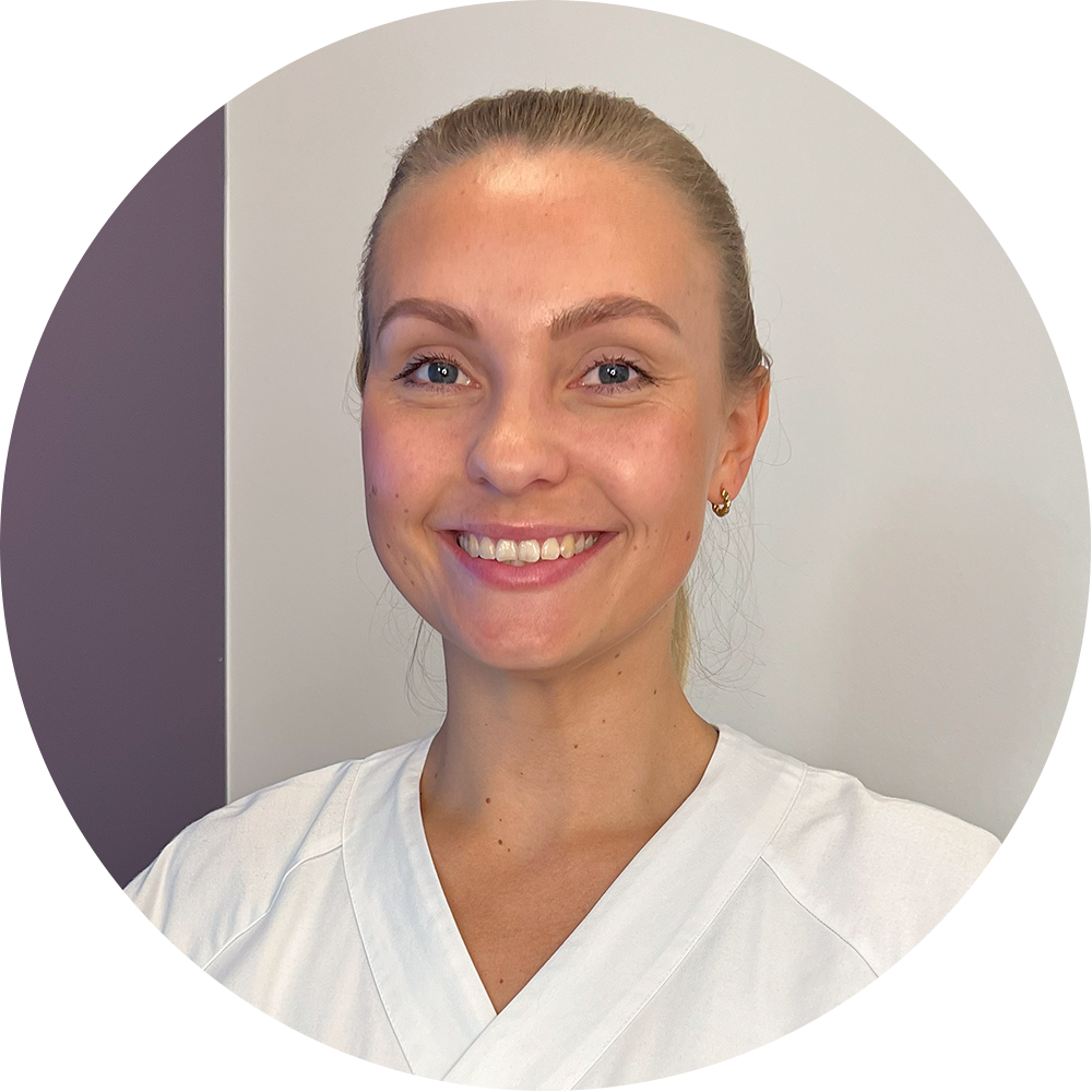 En person som smiler til kameraet