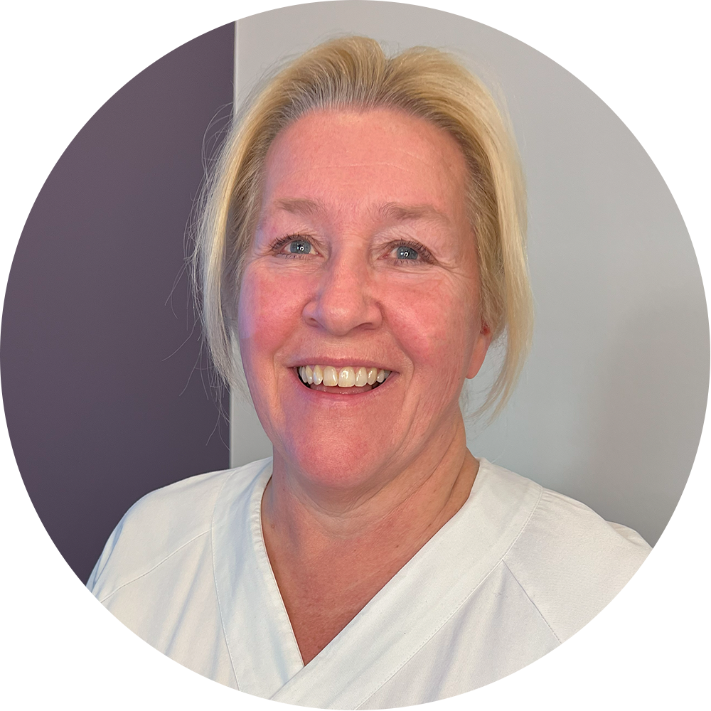 Et nærbilde av en smilende person