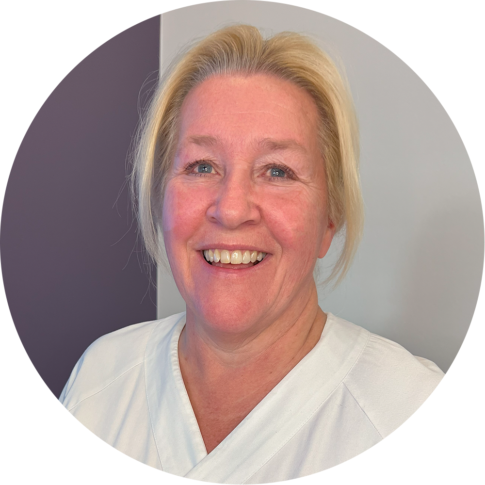 Et nærbilde av en smilende person