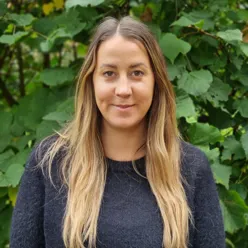 En person med langt hår