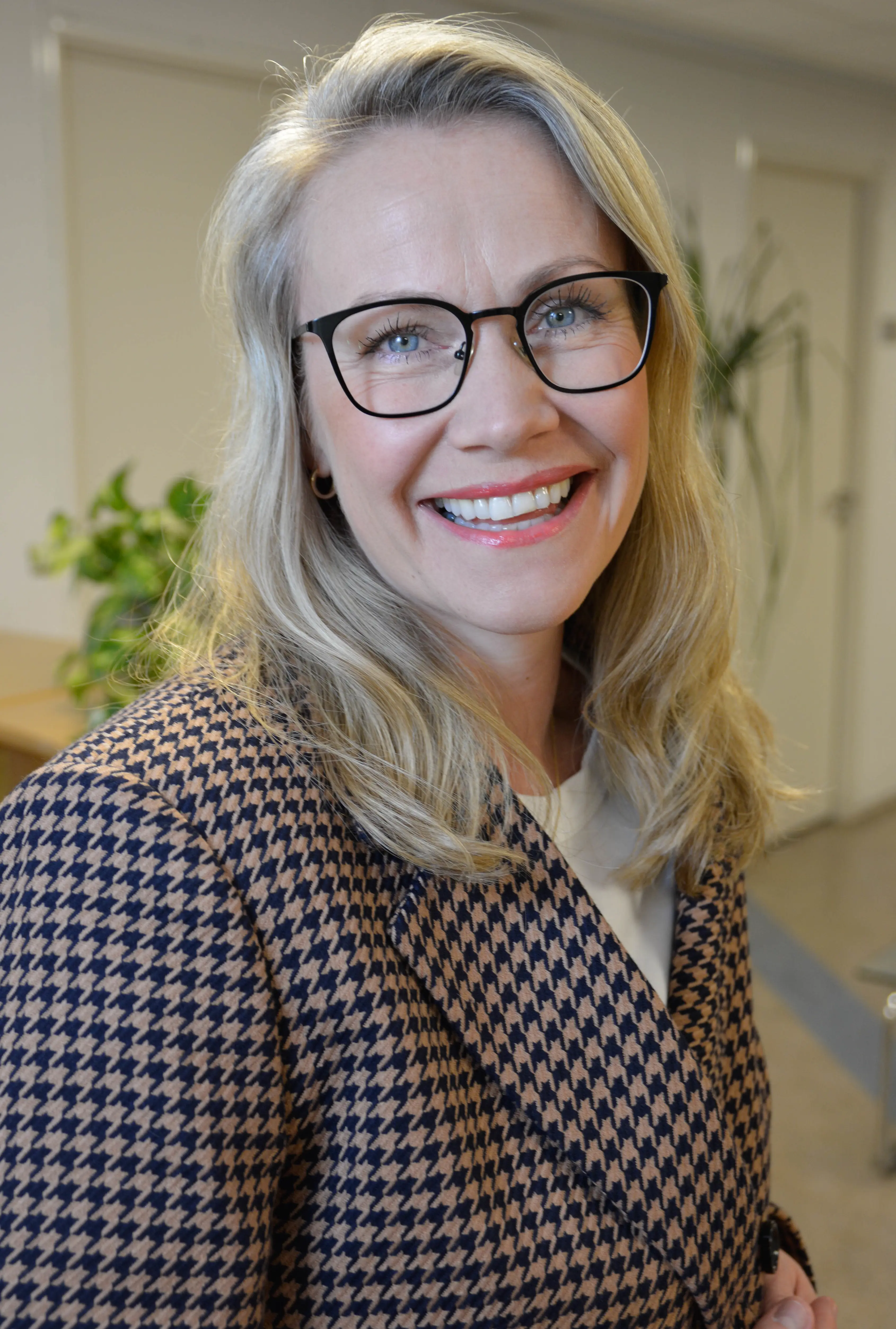 En kvinne med briller