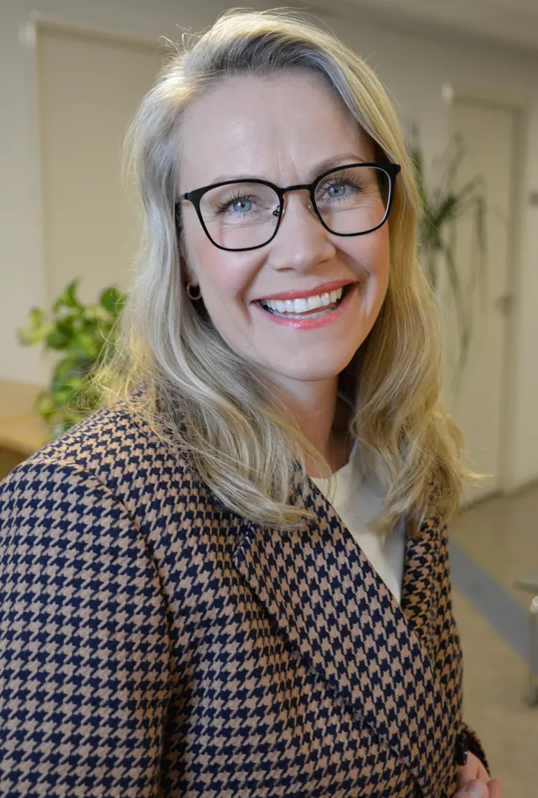 En kvinne med briller