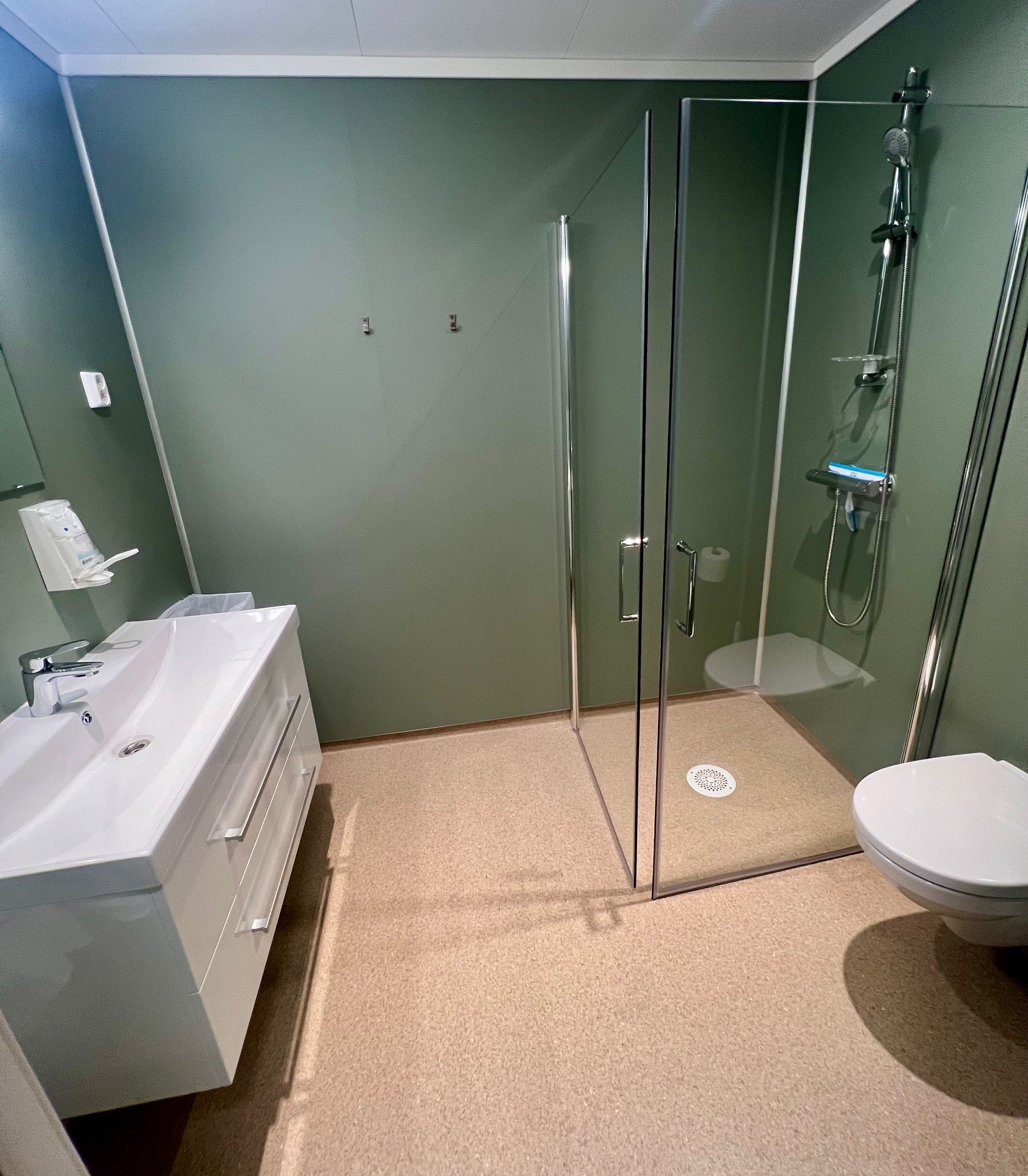 Et bad med glassdusj