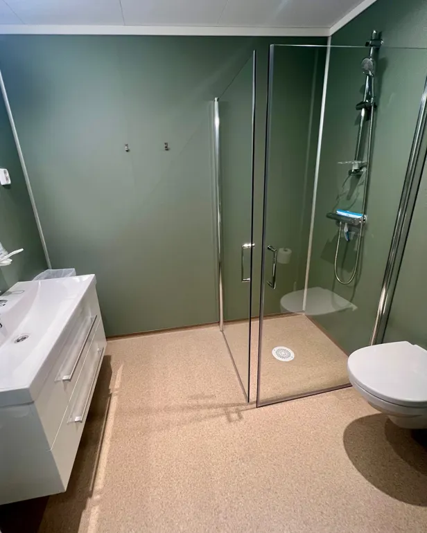 Et bad med glassdusj