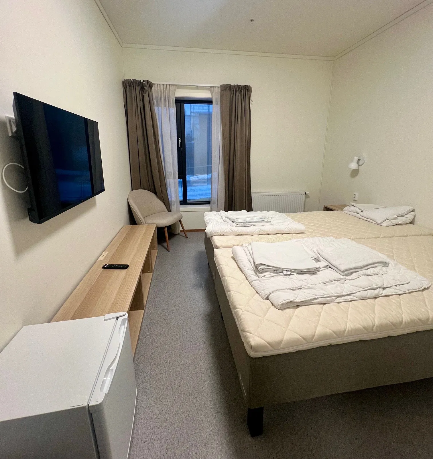 Et hotellrom med to senger