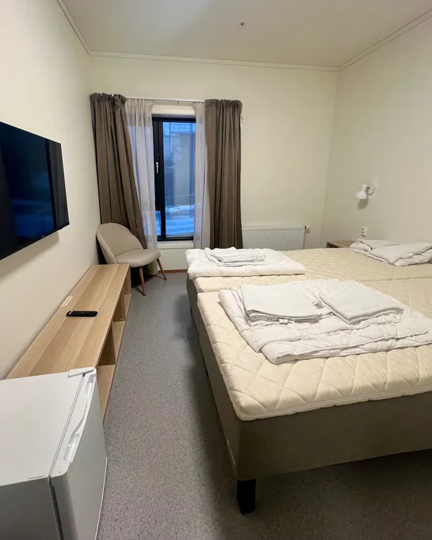 Et hotellrom med to senger