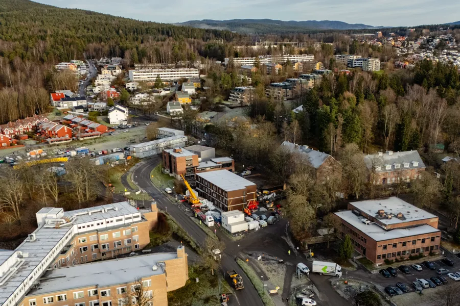 Modulbygget er frittstående og ligger ved den nordlige delen av Rikshospitalet