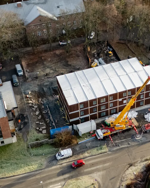 Foto av da modulbygget ble satt opp