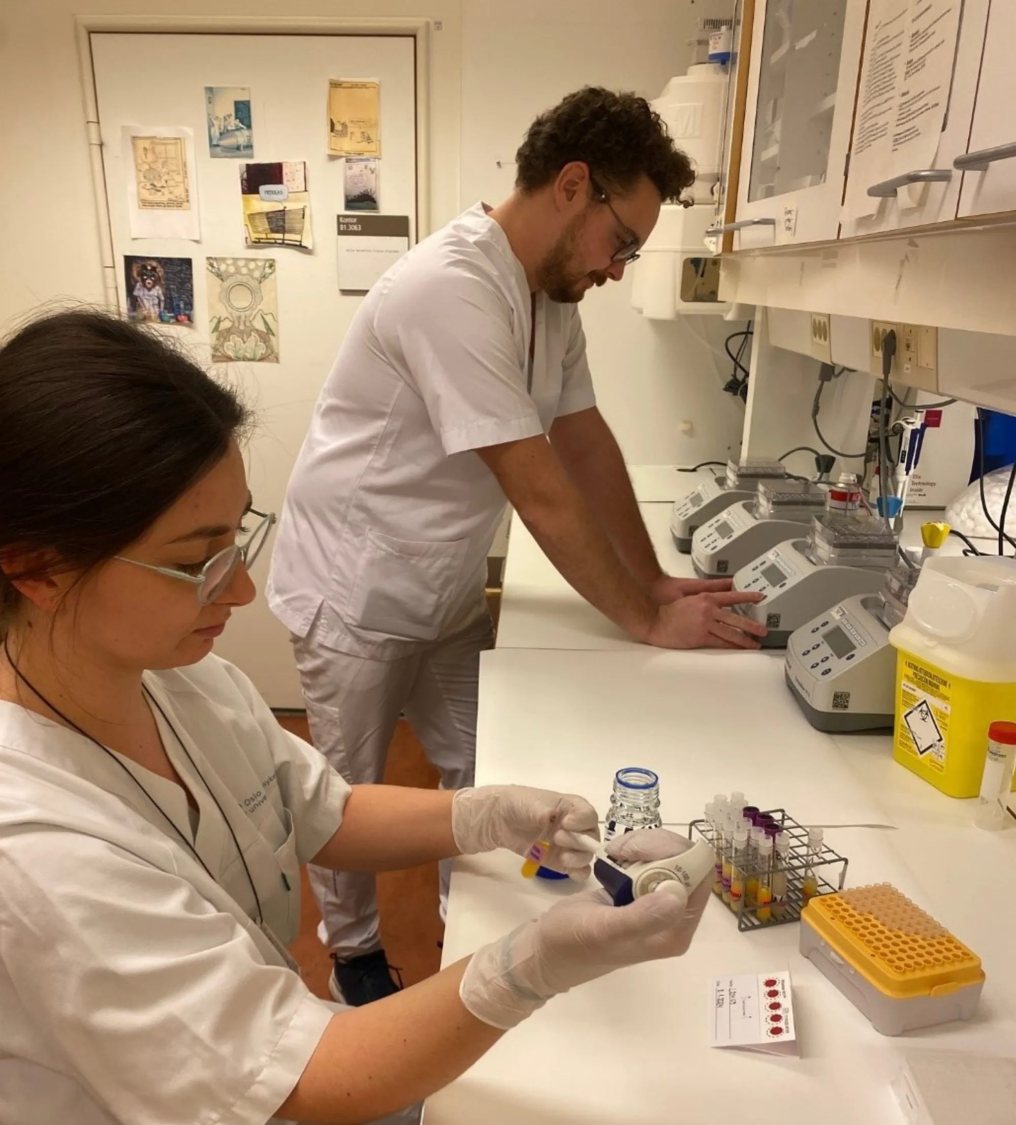 En mann og en kvinne i et laboratorium