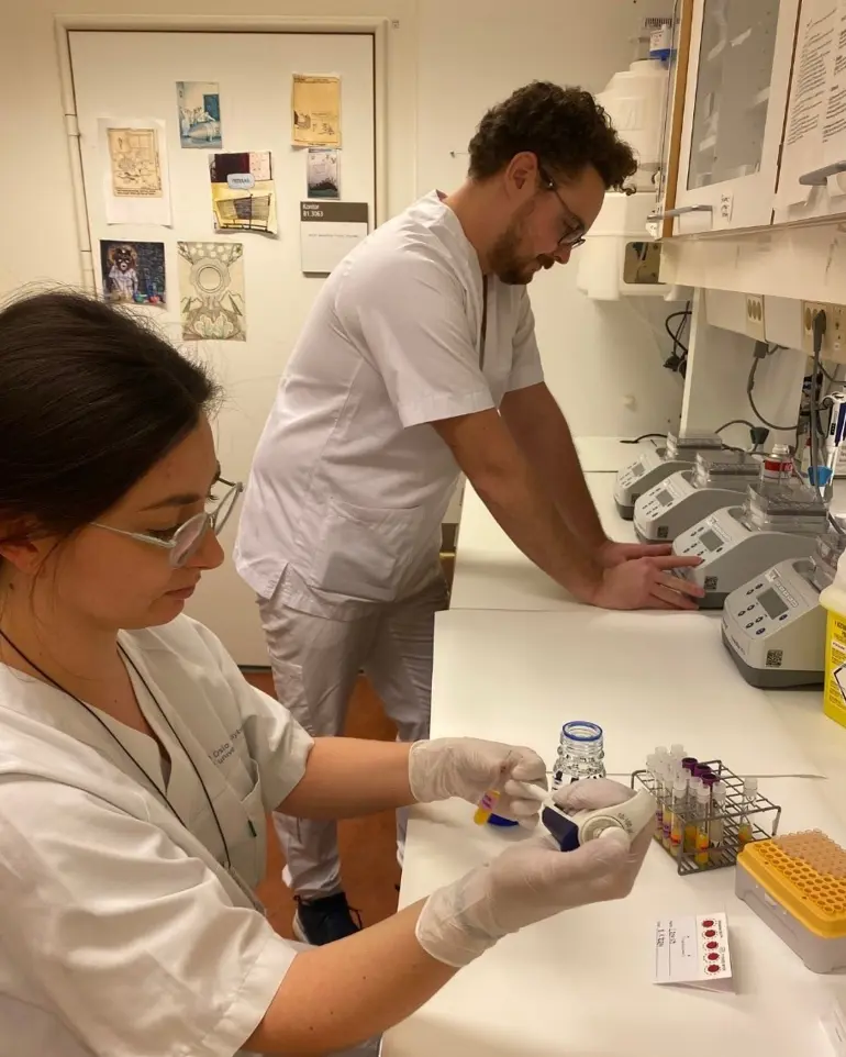 En mann og en kvinne i et laboratorium