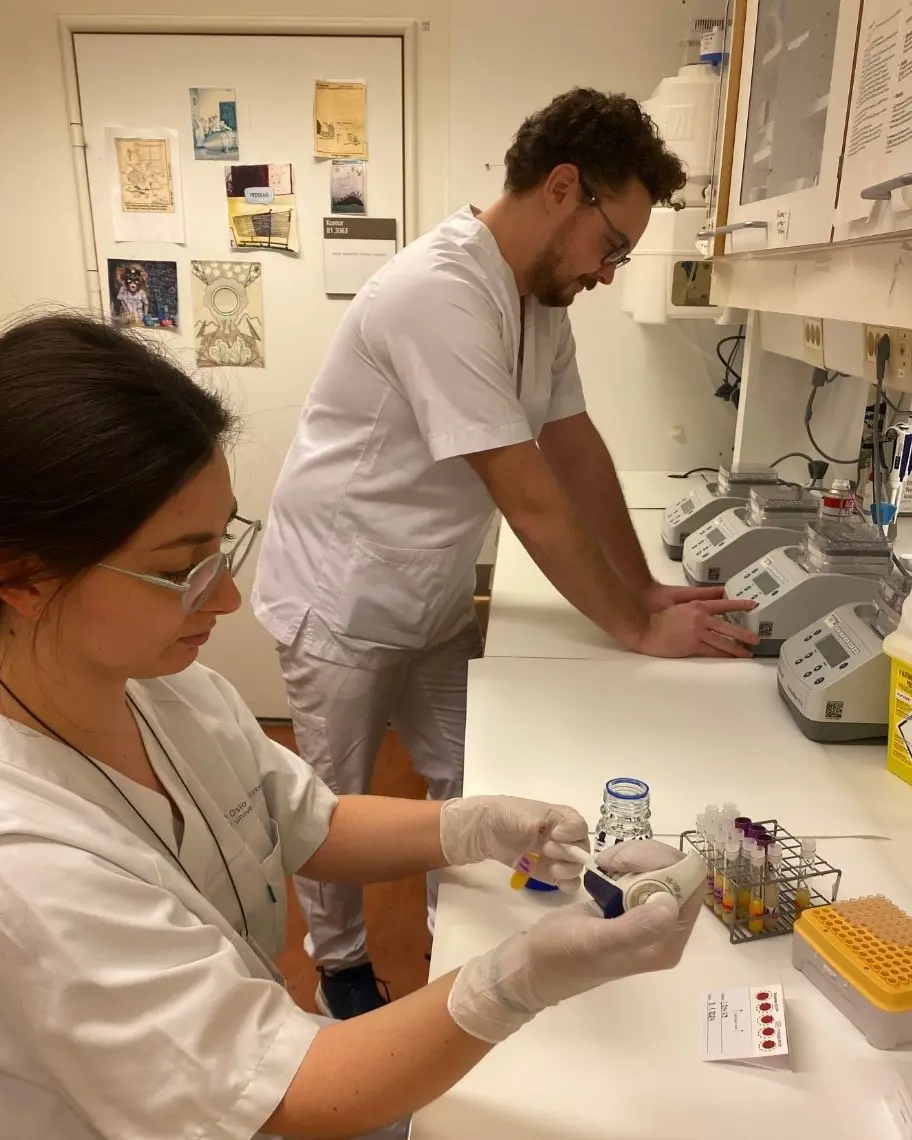 En mann og en kvinne i et laboratorium