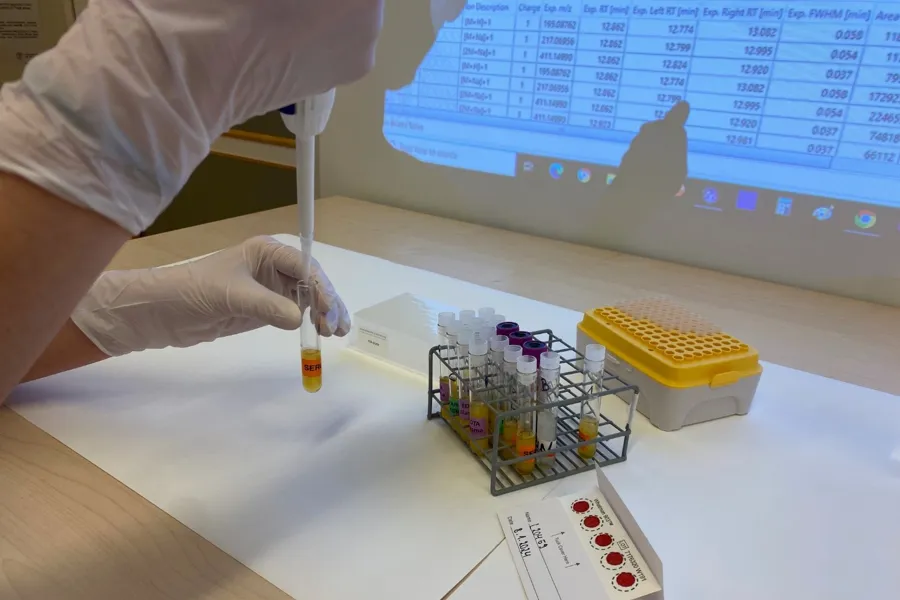 En person som bruker en maskin