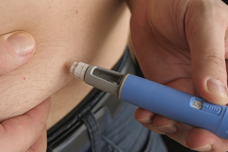 En person som holder en enhet