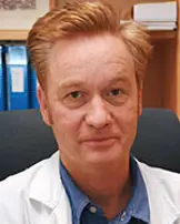 En mann med blå skjorte