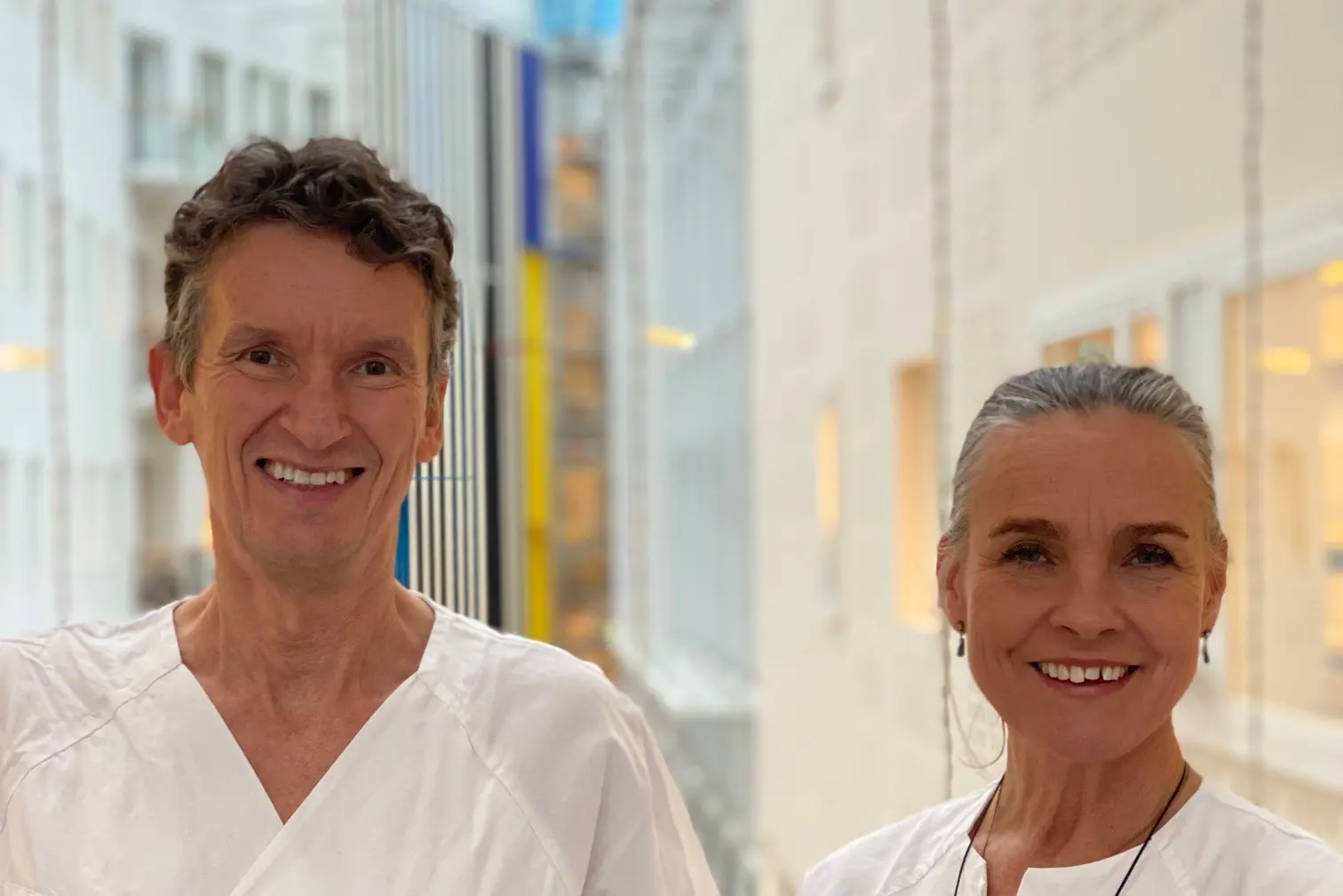 Middels bilde av kvinner iført hvite skjorter