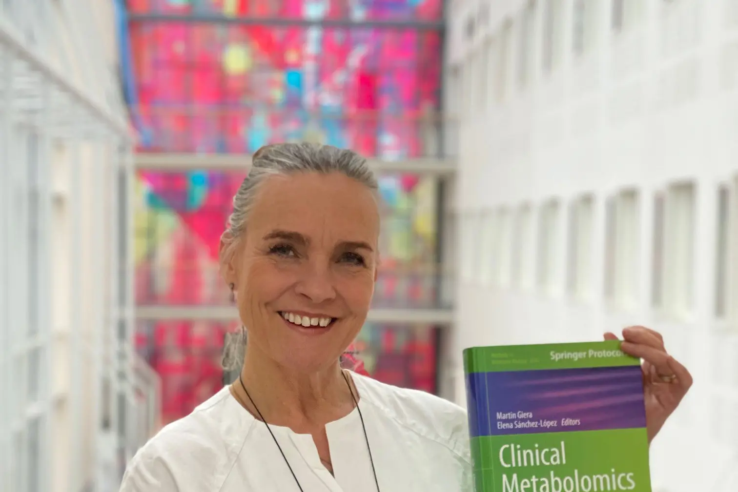 En kvinne som holder en bok