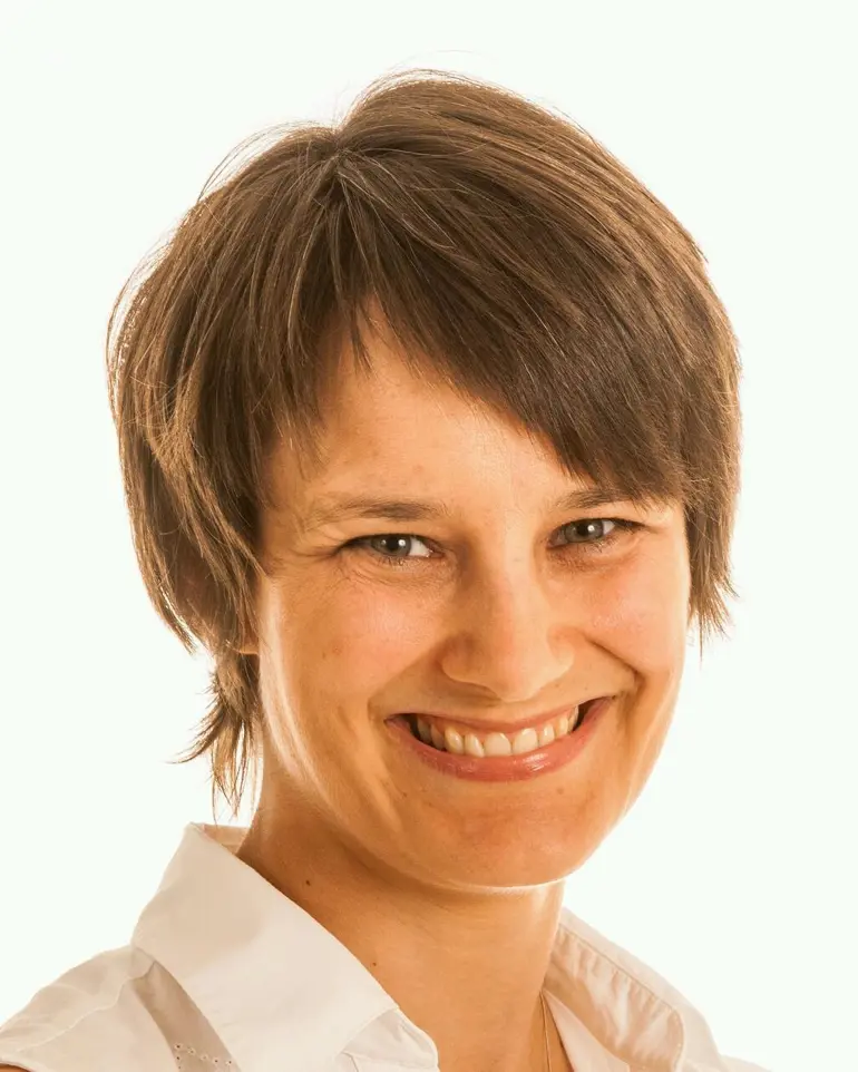 Et nærbilde av en person som smiler