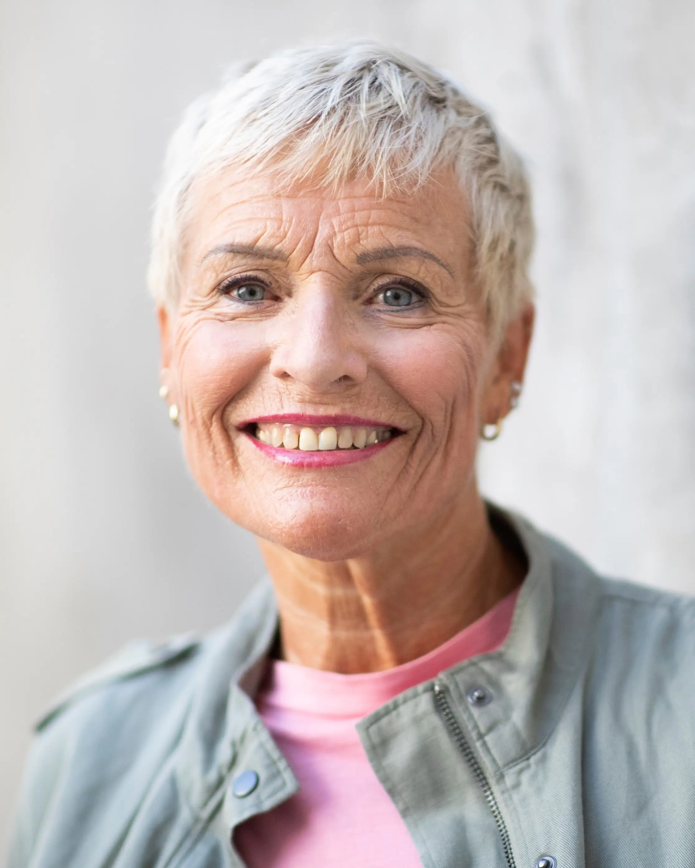 Kari Kværner som smiler