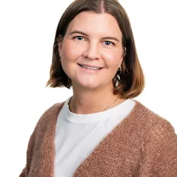 En person som smiler til kameraet