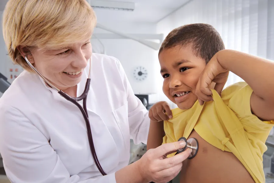 En lege lytter på barnets lunger