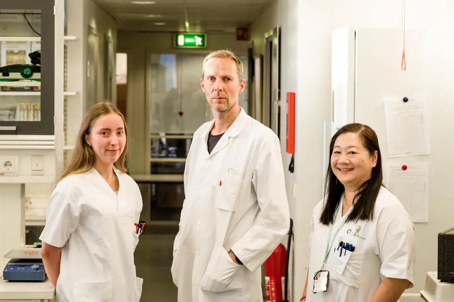 En gruppe mennesker i hvite frakker