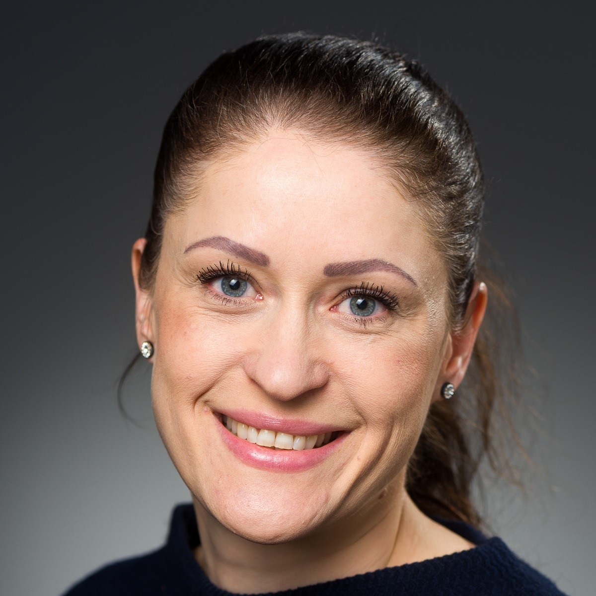 Et nærbilde av en mann som smiler