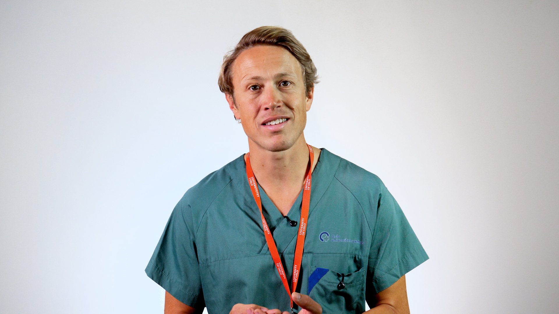 En mann med navneskilt