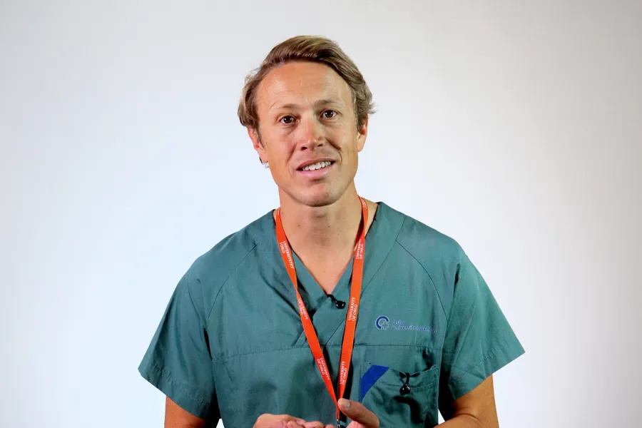 En mann med navneskilt