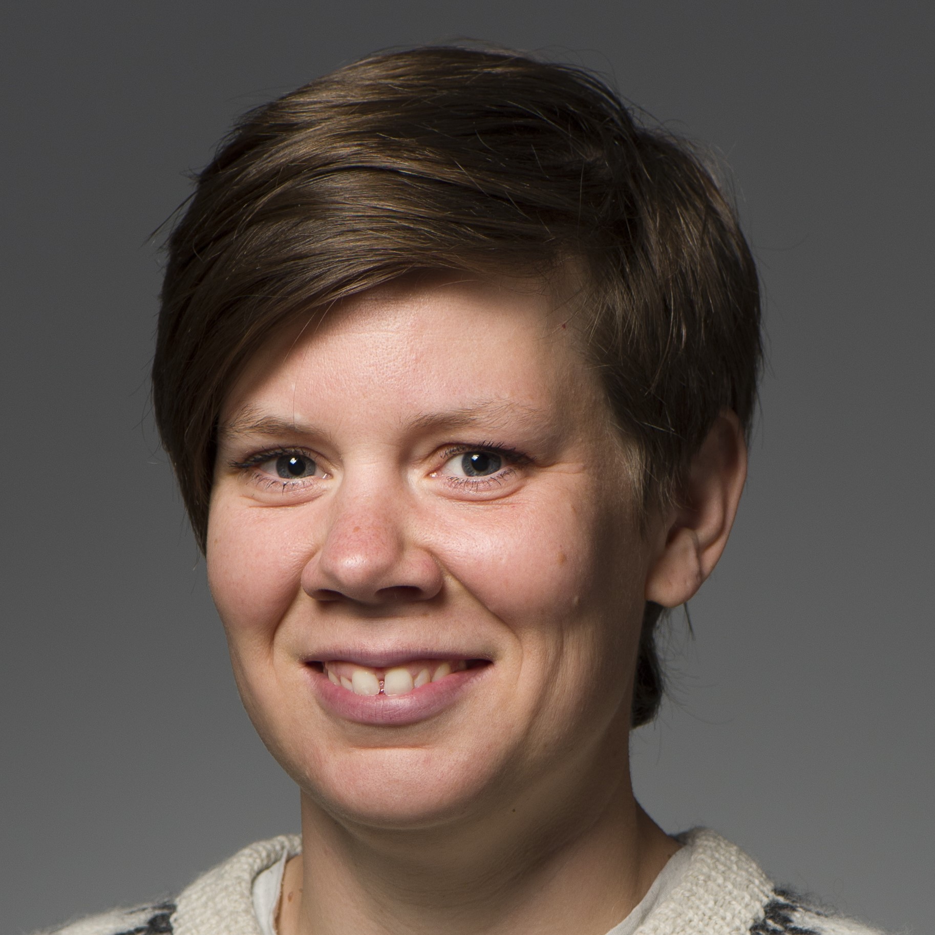 Et nærbilde av en kvinne som smiler