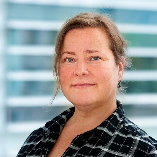 En mann med blondt hår