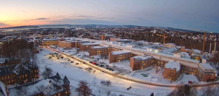 Oversiktsbilde av RIkshospitalet i snø