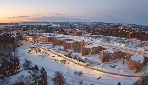 Oversiktsbilde av RIkshospitalet i snø