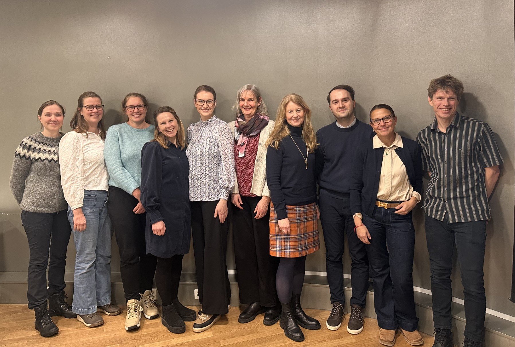 En gruppe mennesker som poserer for et bilde