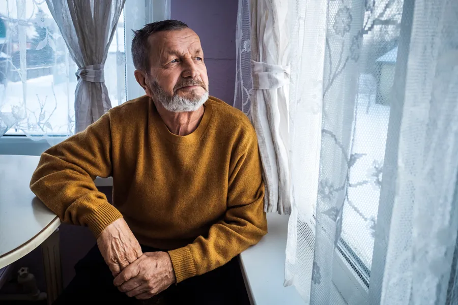 En mann som sitter i en stol