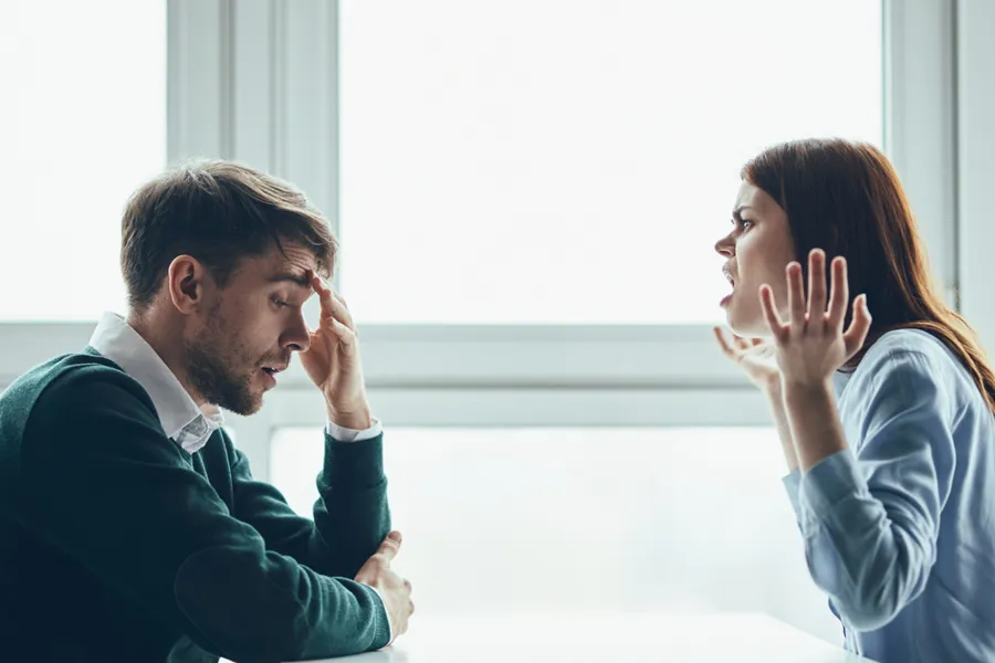 En mann og en kvinne som snakker