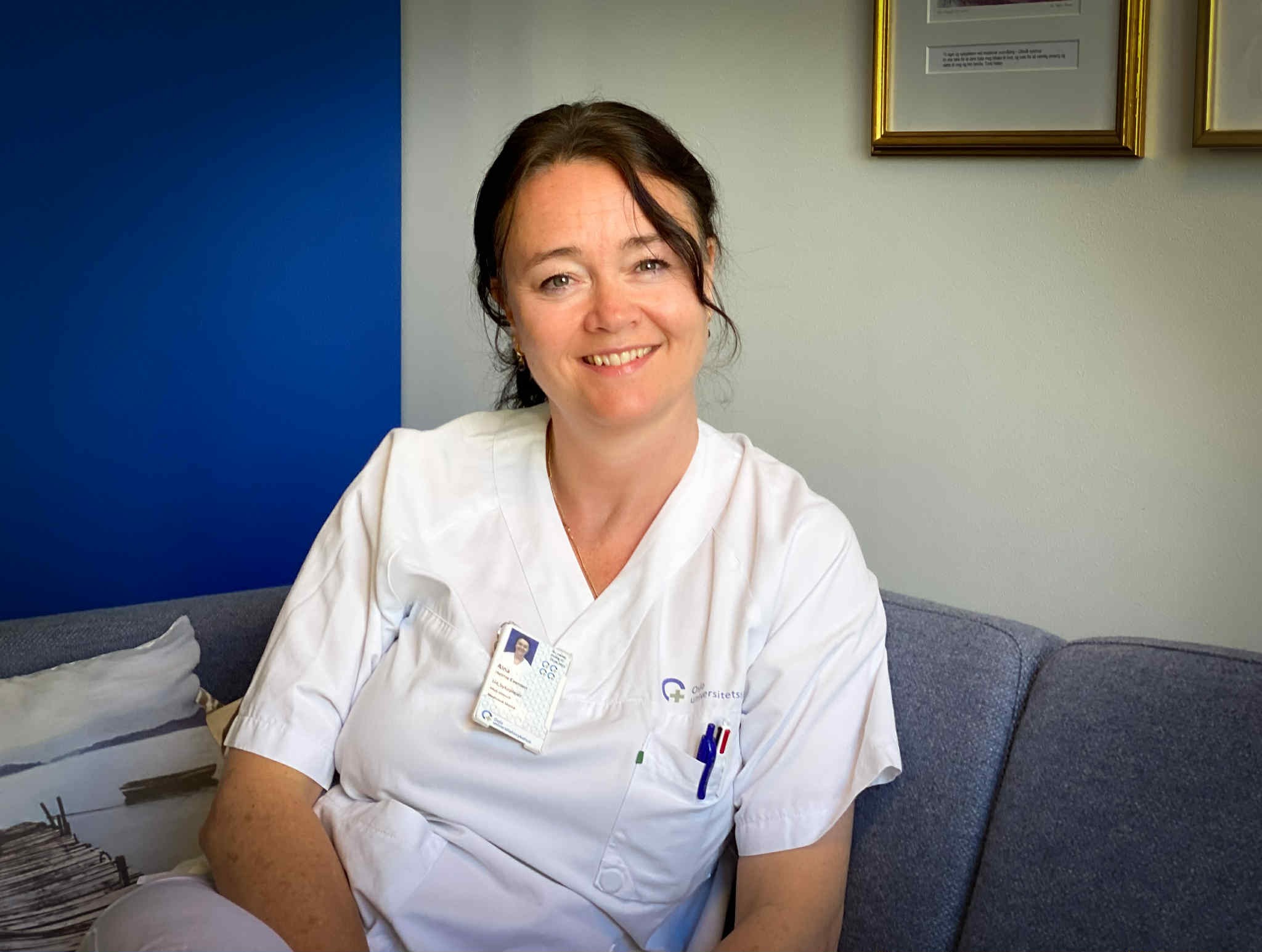 En person iført hvit skjorte