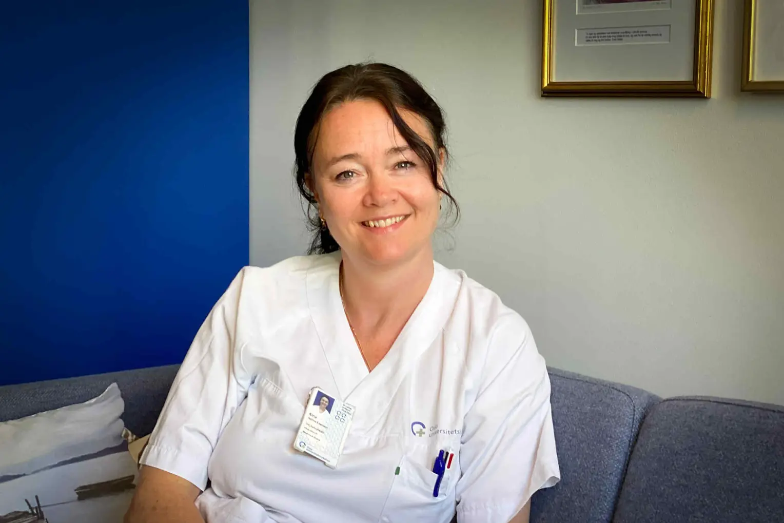 En person iført hvit skjorte