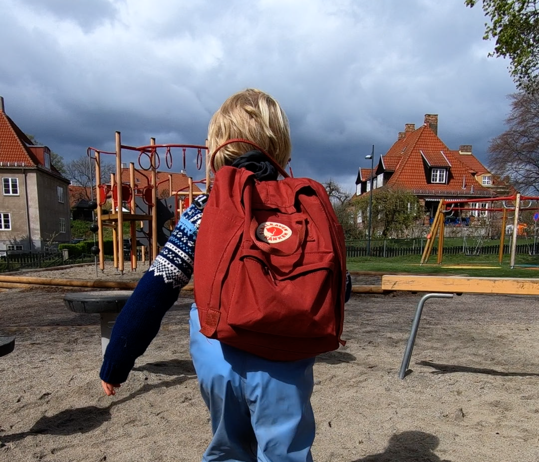 Et barn på vei til skolen