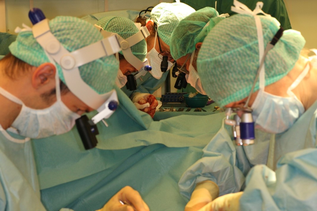 Kirurger som opererer