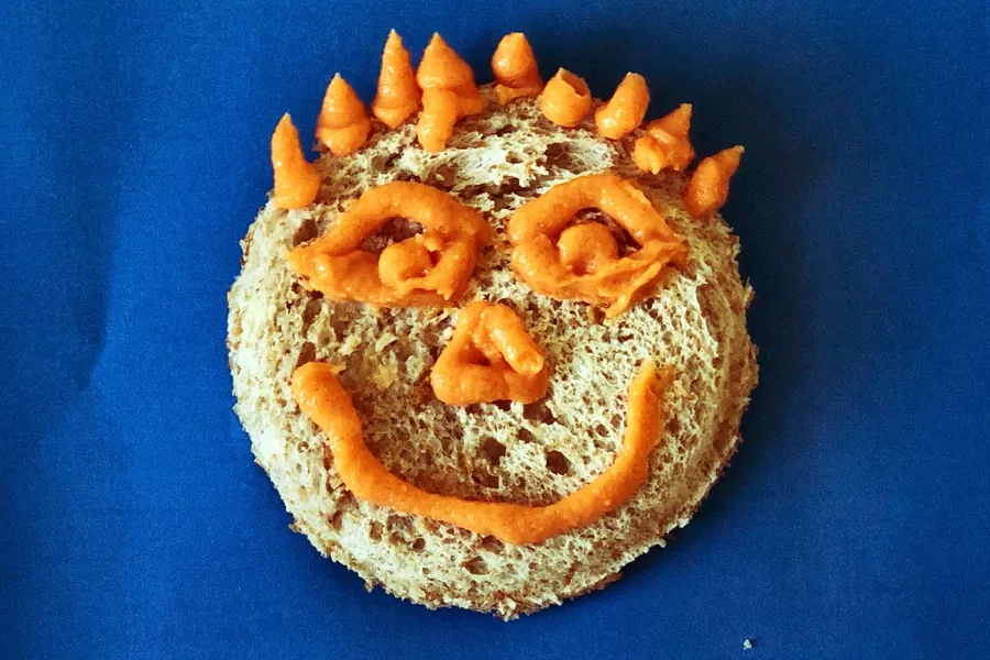 Brødskive med smilefjes i kaviar