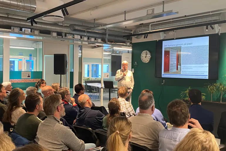 En person som holder en presentasjon for et publikum